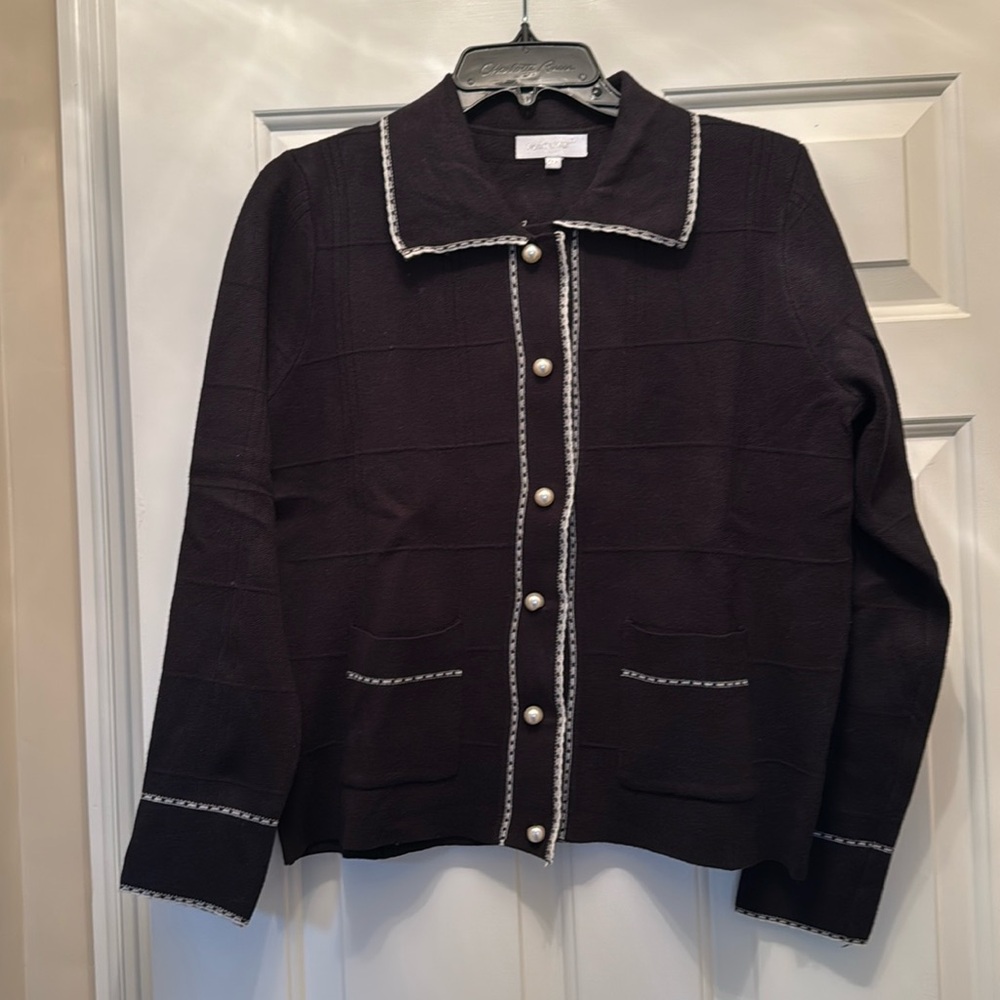 Bluoltre black knit sweater with pearl buttons and white trim